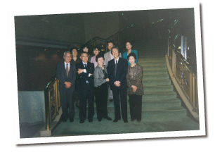 หลังการชุมนุมที่จัดขึ้นที่เมจิคิเนนคัง ของผู้ดำเนินการสมัยปี1990(ปี2004)